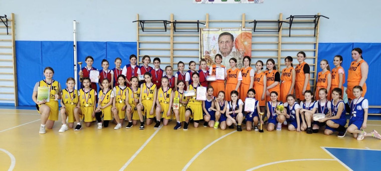 5 марта наша команда заняла 2 место областных соревнованиях по баскетболу среди девочек.